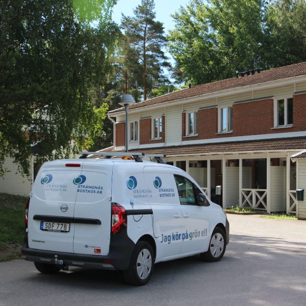 Fordon med SFAB och SBABs logotyp.