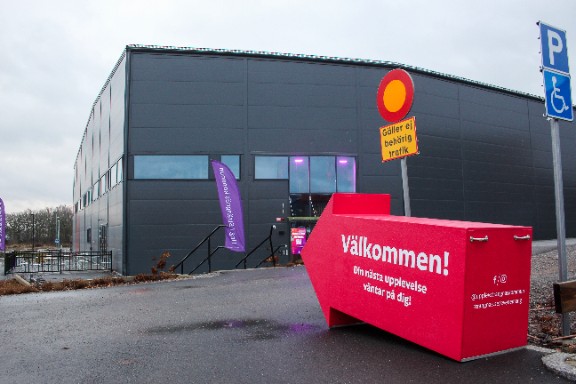 En informationsskylt utanför Larslunda aktivitetscenter.