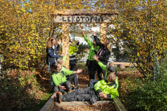 Medarbetare från Strängnäs Fastighets AB fram lekotopens ingång.