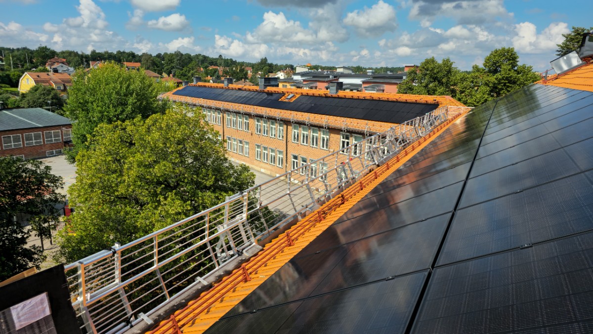 Solcellspaneler på taket till Vasaskolan.